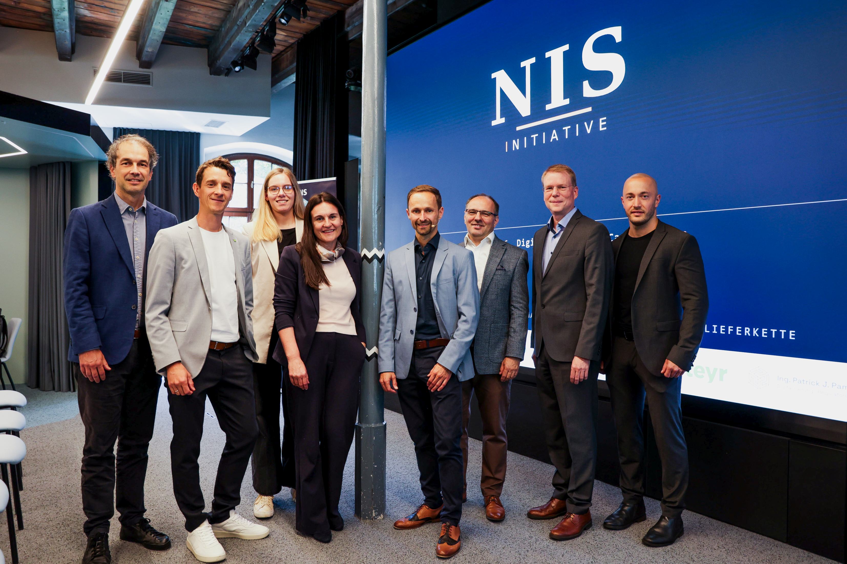 Referenten-Gruppe vor NIS-Bildschirm